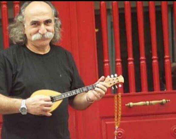Με μπαγλαμά και τραγούδια στην τελευταία του κατοικία ο Αγάθωνας Ιακωβίδης