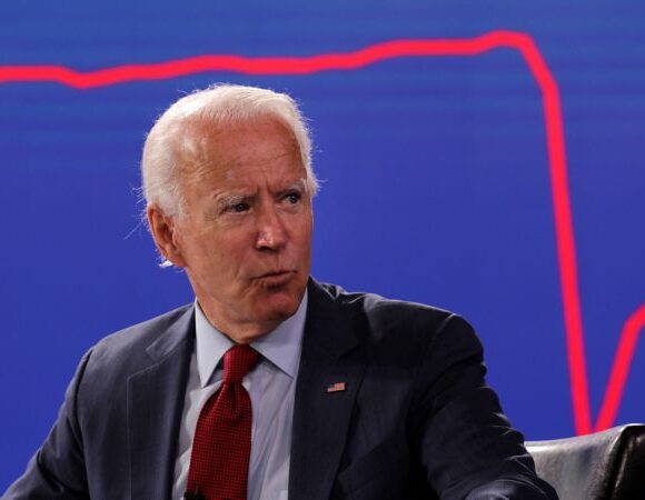 Μπάιντεν : Εθνική εντολή για χρήση μάσκας – «Πολιτικαντισμοί» λέει ο Τραμπ με τους 166