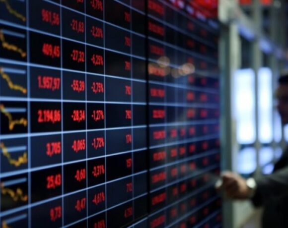 Πτωτικά η Ευρώπη με το βλέμμα σε αποτελέσματα και νέο πακέτο στήριξης στις ΗΠΑ
