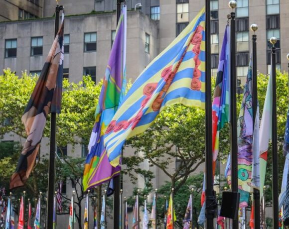 Ροκφέλερ Σέντερ: Με 193 σημαίες καλλιτέχνες δείχνουν την αγάπη τους στη Νέα Υόρκη