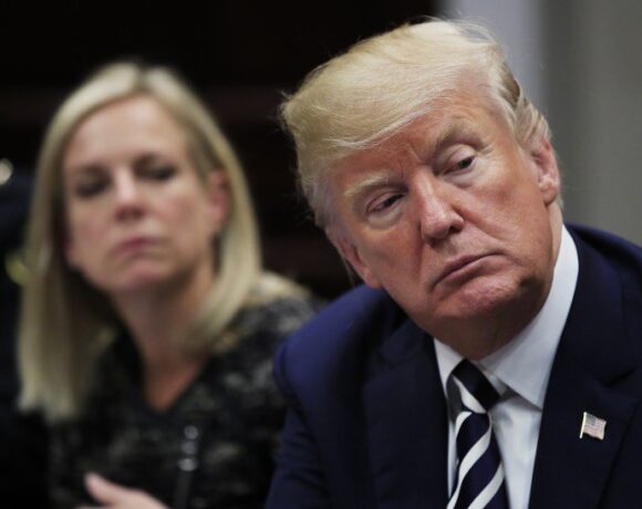 Τραμπ: Επέβαλε εκ νέου δασμούς στα προϊόντα αλουμινίου από τον Καναδά