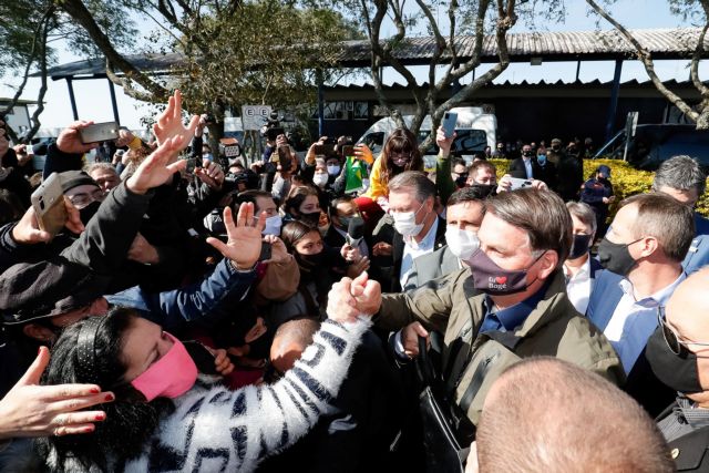 Φαινόμενο… Μπολσονάρο : Περιοδεύει με μόλυνση, αγκαλιάζει παιδιά και σφίγγει τα χέρια