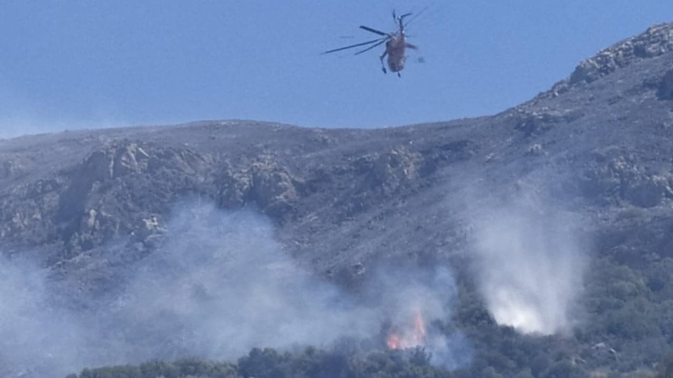 Φωτιά στη Μάνη: Μάχη με τις αναζωπυρώσεις δίνει η Πυροσβεστική