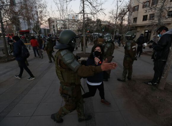 Χιλή : Aστυνομική βία με πρόσχημα τον κοροναϊό στις διαδηλώσεις κατά της πείνας