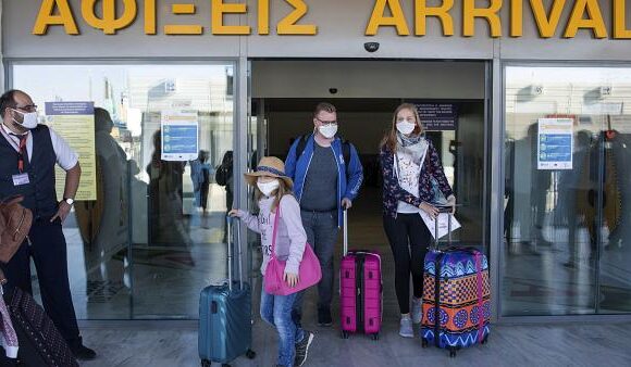 Merkur: Η Ελλάδα θέτει πιο αυστηρούς κανόνες για τους τουρίστες