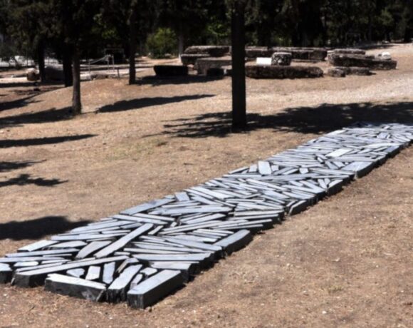 O Richard Long δημιουργεί ένα νέο περίπατο στη σκιά της Ακρόπολης