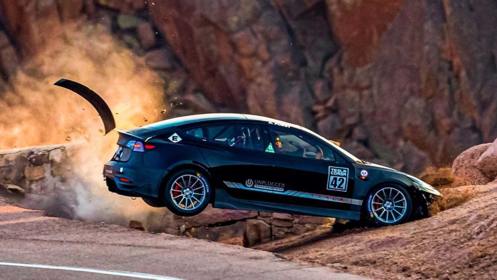 Tesla Model 3: Ατύχημα με το ηλεκτρικό Sedan στο Pikes Peak