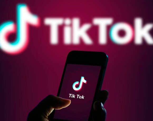 Tiktok: Κατήργησε 380.000 βίντεο και 1