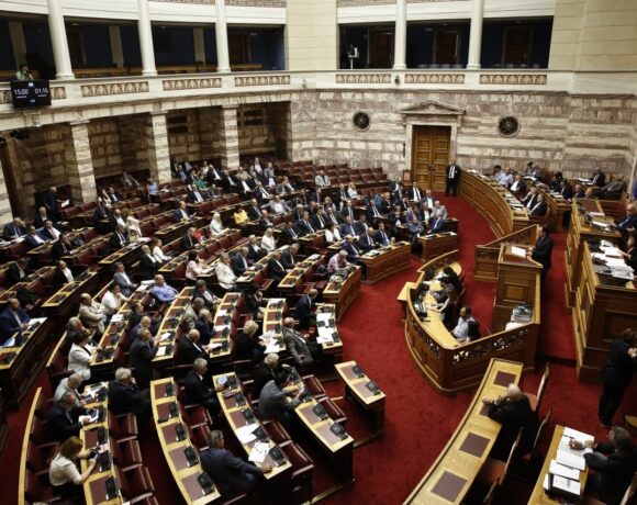 Βουλή: Υπερψηφίστηκε το νομοσχέδιο για τους πληγέντες από την καταιγίδα «Ιανός»