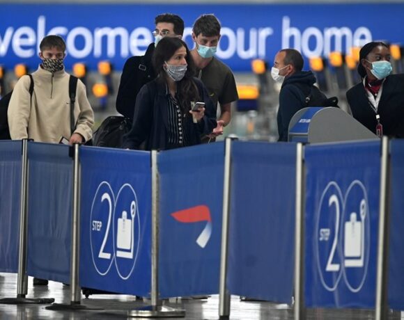 Βρετανία: Μύκονος, Σαντορίνη και άλλα 5 ελληνικά νησιά μπαίνουν σε καραντίνα