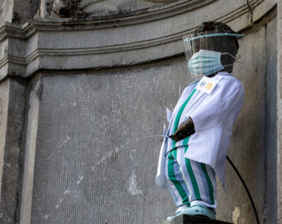 Βρυξέλλες: «Έντυσαν» γιατρό το εμβληματικό άγαλμα Manneken Pis