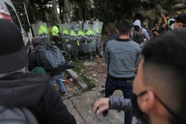 Κολομβία : Χάος μετά από τον θάνατο άντρα κατά τη σύλληψή του – Πέντε νεκροί στις ταραχές
