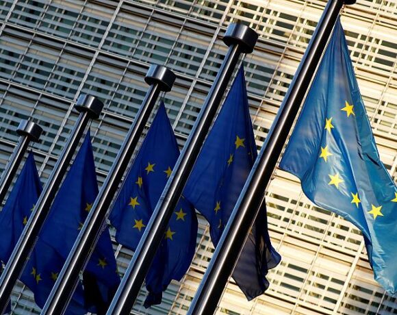 Κομισιόν: Επιπλέον 23,8 εκατ