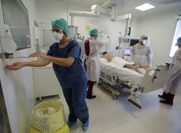 Κοροναϊός : Στο «κόκκινο» η Γαλλία – Εκρηκτική αύξηση κρουσμάτων και αρνητικό ρεκόρ