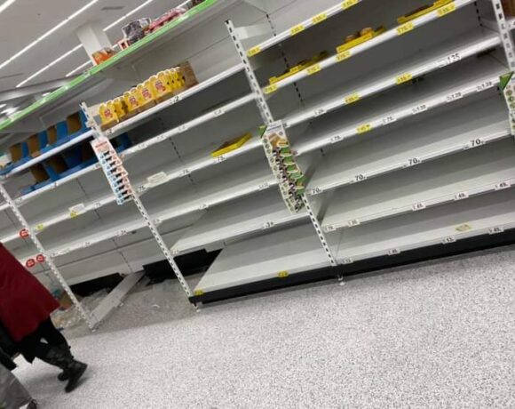 Κοροναϊός: Φοβούνται νέο Lockdown στη Βρετανία – Άδειασαν τα ράφια στο σούπερ μάρκετ