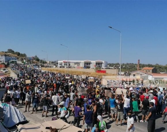 Λέσβος: Πετροπόλεμος μεταξύ μεταναστών και ΕΛΑΣ στο Καρά Τεπέ