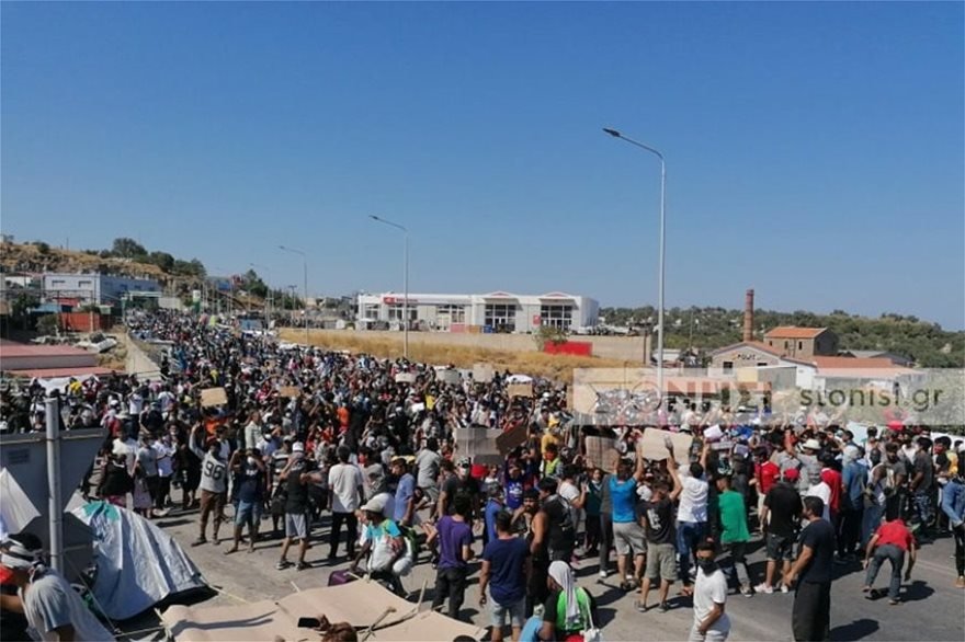 Λέσβος: Πετροπόλεμος μεταξύ μεταναστών και ΕΛΑΣ στο Καρά Τεπέ