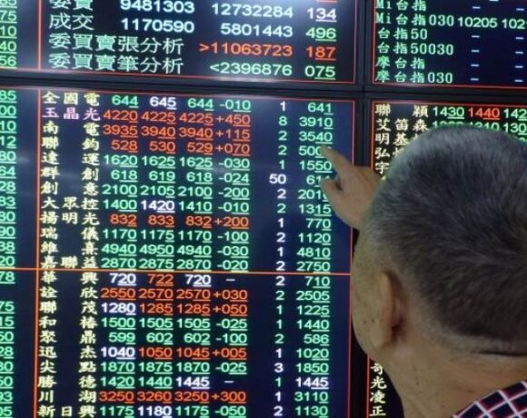 Μεικτή η εικόνα στην Ασία με το βλέμμα σε κινεζικά μάκρο