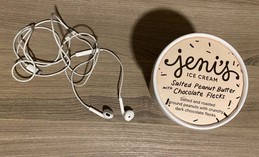 Μπάιντεν : Με ακουστικά για Iphone και παγωτό απάντησε στις κατηγορίες του Τραμπ