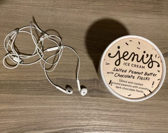 Μπάιντεν : Με ακουστικά για Iphone και παγωτό απάντησε στις κατηγορίες του Τραμπ