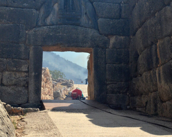 Μυκήνες : Μαύρος ο αρχαιολογικός χώρος – Συγκλονιστικό βίντεο από ψηλά