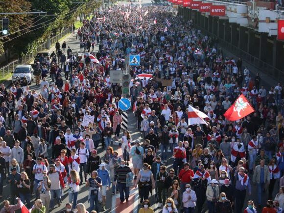 «Ξεκουμπίσου»: Δεκάδες χιλιάδες διαδηλωτές στη Λευκορωσία ζητoύν την παραίτηση Λουκασένκο [Εικόνες]
