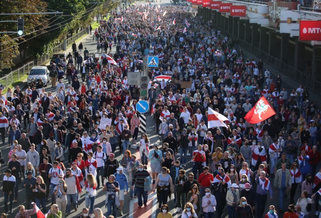 «Ξεκουμπίσου»: Δεκάδες χιλιάδες διαδηλωτές στη Λευκορωσία ζητoύν την παραίτηση Λουκασένκο [Εικόνες]