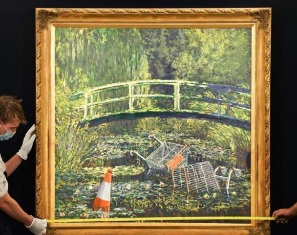 Σε δημοπρασία η «συνάντηση» του Banksy με τον Monet στη λίμνη με τα νούφαρα