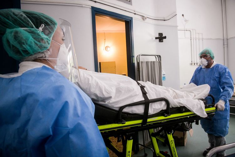 Τρίτος νεκρός σήμερα από κορωνοϊό – Στους 374 συνολικά οι θάνατοι