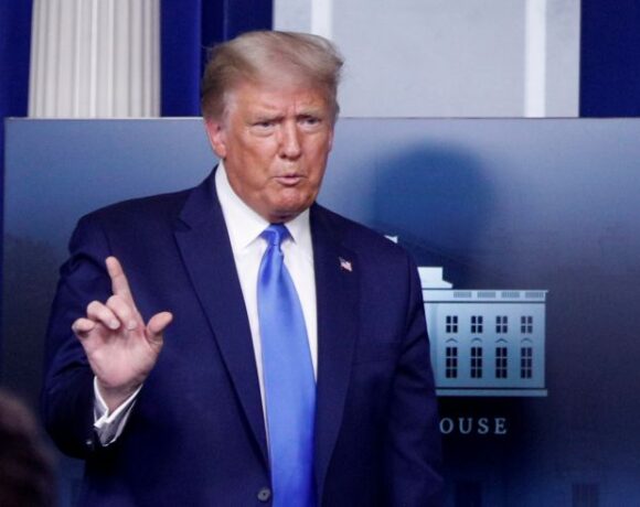 Τραμπ : Εξακολουθεί να μην δεσμεύεται για την ειρηνική μετάβαση της εξουσίας εάν ηττηθεί