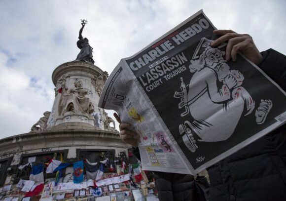 Charlie Hebdo : Αναδημοσιεύει σκίτσα του Μωάμεθ ενόψει της δίκης για την επίθεση στα γραφεία της