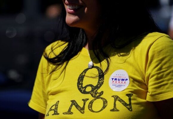 Qanon: Η επικίνδυνη θεωρία συνωμοσίας «ρίχνει τη σκιά της» και στην Ευρώπη