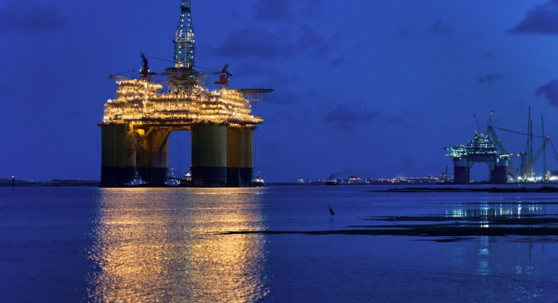 Shell: Αναστέλει τις υπεράκτιες επιχειρήσεις γεώτρησης στον Κόλπο του Μεξικού ενόψει του τυψώνα Σάλι