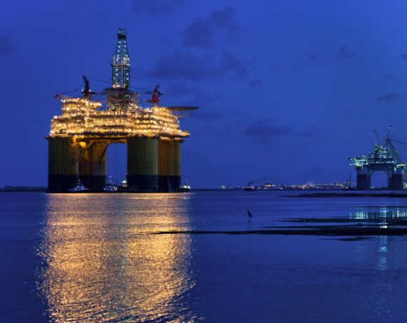 Shell: Αναστέλει τις υπεράκτιες επιχειρήσεις γεώτρησης στον Κόλπο του Μεξικού ενόψει του τυψώνα Σάλι