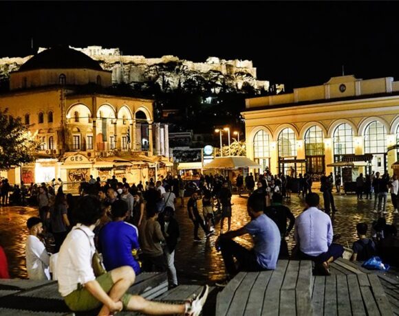 Tα περίπτερα έκλεισαν αλλά ο κόσμος πάει… πλατεία – Βίντεο