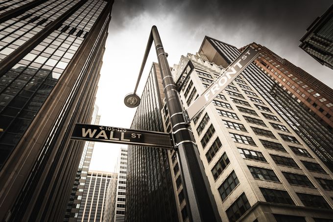 Wall Street: Απώλειες με τις εκτιμήσεις της Fed και την αγορά εργασίας να προκαλούν προβληματισμό