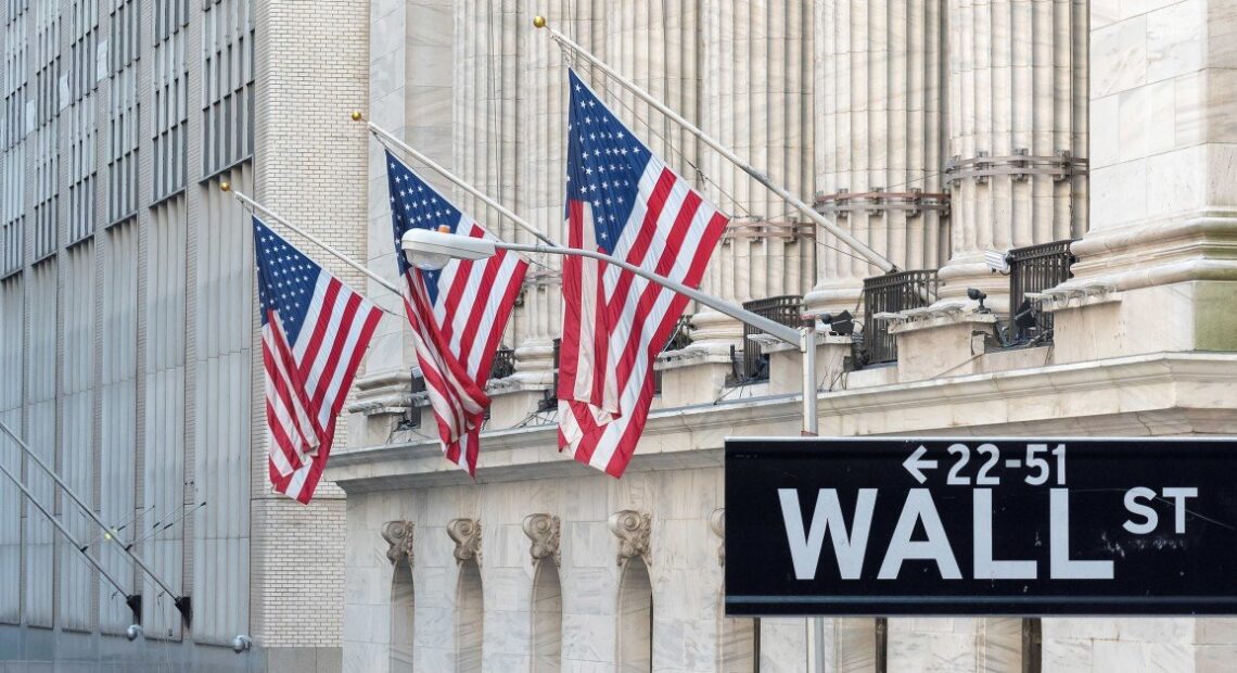Wall Street: Κέρδη μετά από μία επεισοδιακή συνεδρίαση