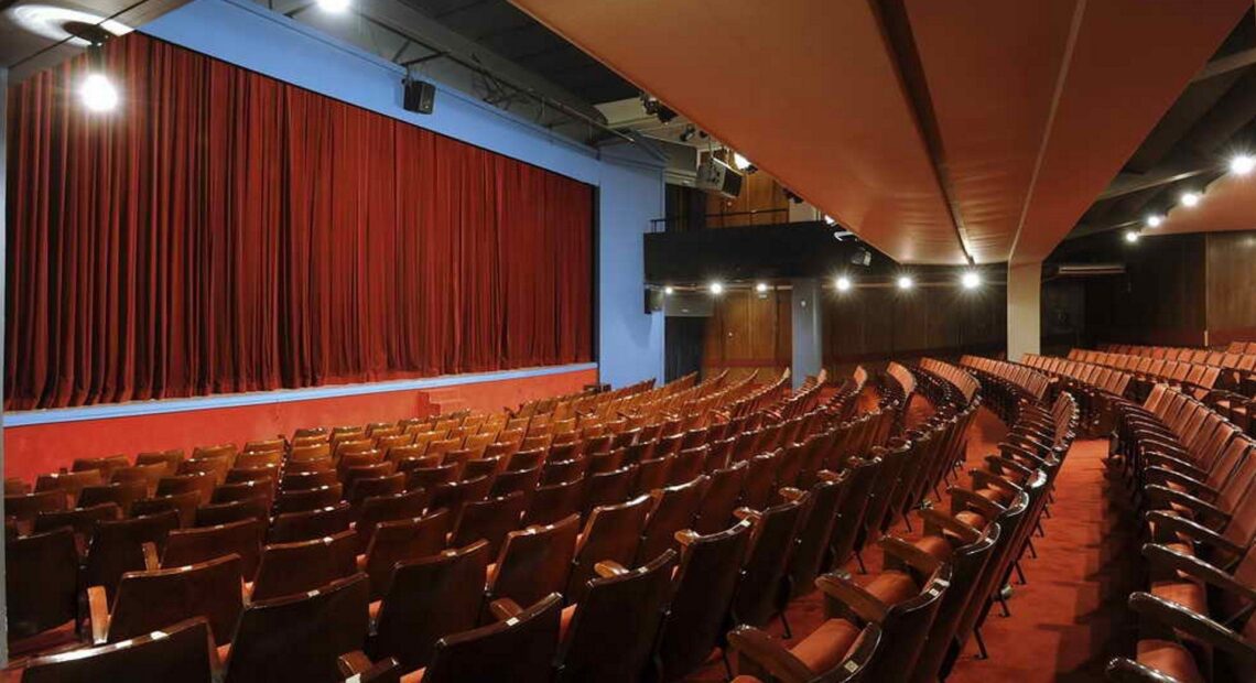 Από 30% έως 65% η πληρότητα σε θέατρα, κινηματοφράφους, μουσικές σκηνές – Αποσύρθηκε το πλαφόν