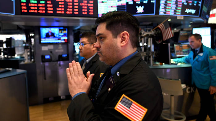 «Βουτιά» 500 μονάδων στα Futures του Dow μετά το θετικό τεστ του Τραμπ