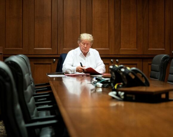 Γιατρός Τραμπ : Η κατάσταση του προέδρου βελτιώνεται – Θα μπορέσει να βγει από το νοσοκομείο τη Δευτέρα