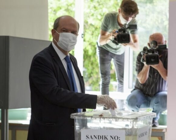 «Εκλογές» στα κατεχόμενα: «Μάχη στήθος με στήθος» δίνουν Τατάρ και Ακιντζί