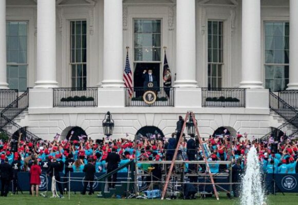 Επικίνδυνα παιχνίδια Τραμπ: Πρώτη δημόσια ομιλία χωρίς μάσκα και… μοιράζοντας υποσχέσεις