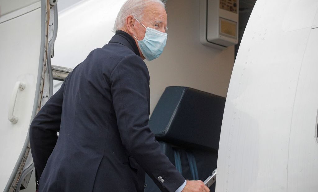 Η αμήχανη «ισορροπία» του Μπάιντεν: Μετά τις ευχές κρατά… αποστάσεις από τον Τραμπ