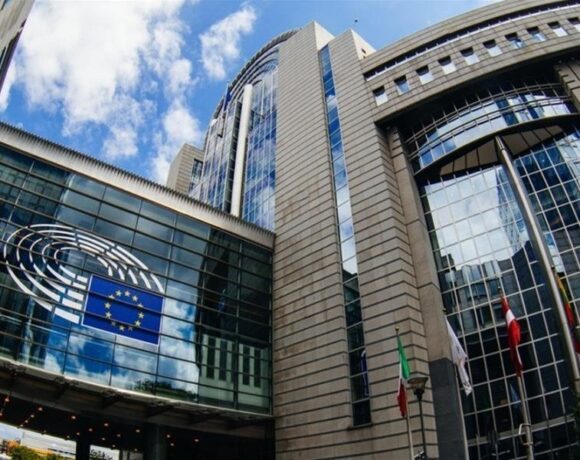 Η ΕΕ χαιρετίζει τη συμφωνία Ελλάδας – Αλβανίας για την προσφυγή στη Χάγη