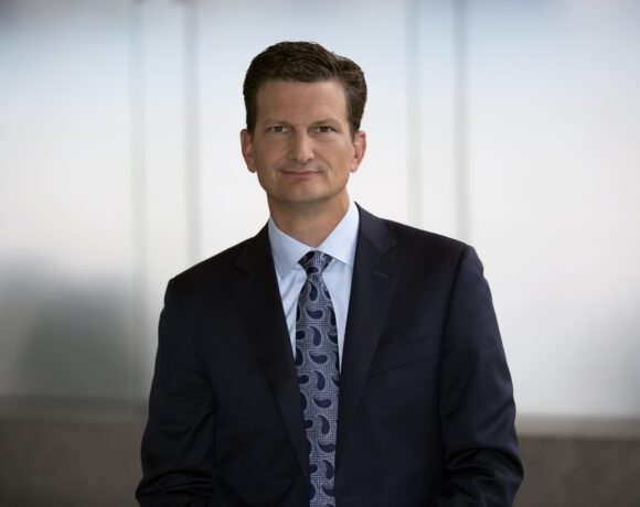 Η Kpmg επανεκλέγει τον William B