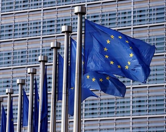 Κομισιόν: «Πράσινο φως» σε δεκαετές πλάνο για τη στήριξη των Ρομά