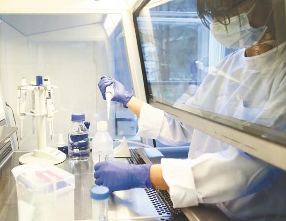 Κοροναϊός : Έλληνας ο επικεφαλής των ερευνητών που ανακάλυψαν το τεστ της Σορβόννης