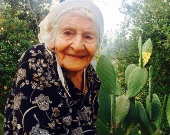 Κοροναϊός : Αιωνόβια γιαγιά νίκησε τη νόσο – Τι λέει ο Μόσιαλος για το πείσμα της