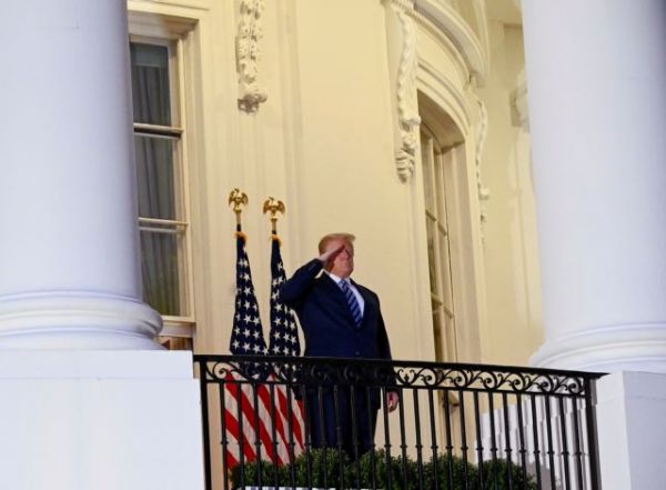 Κοροναϊός : Θεατρική επάνοδος Τραμπ στο Λευκό Οίκο με συμβολικές χειρονομίες και μηνύματα – Ήταν τελικά άρρωστος;