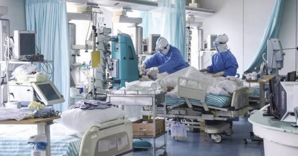 Κορωνοϊός: 99 διασωληνωμένοι στις ΜΕΘ – Σε πορτοκαλί συναγερμό η Αττική
